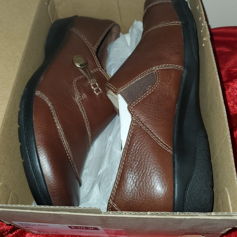 Clarks Chetn Misha....8 1/2 W. Womens shoes. BRAND NEW  wo tags. Brown leather.